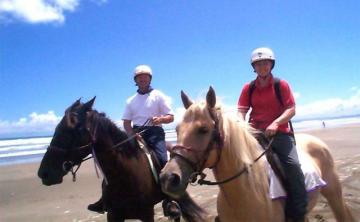 Horse trek on Ninety Mile Beach, Image ©